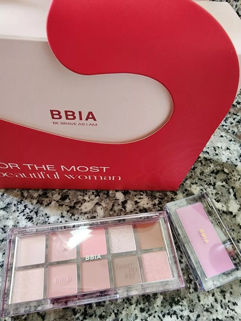 BBIA Essential Eye Palette photo review